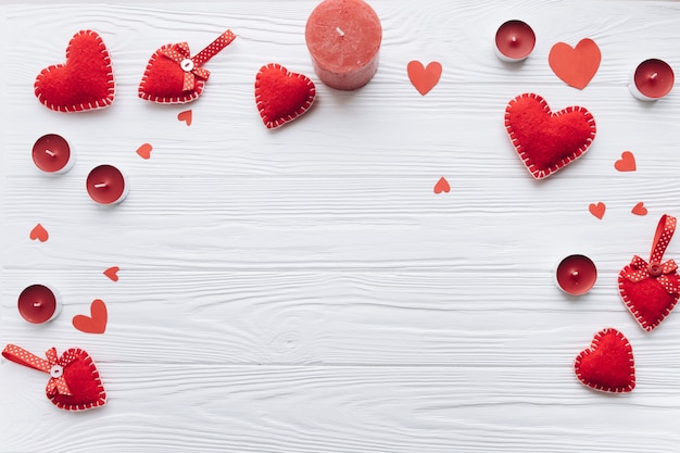 Banner para el día de San Valentín con corazones decorativos, velas y regalos