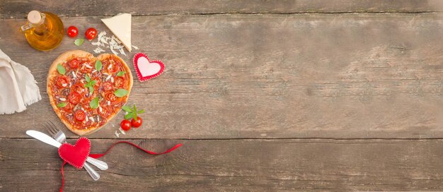 Banner do dia dos namorados com coração de pizza em um antigo fundo de madeira com espaço de cópia