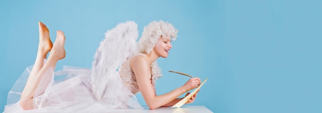 Banner do dia dos namorados com sensual anjo mulher cupido mulher anjo escreve a carta amor e namorados