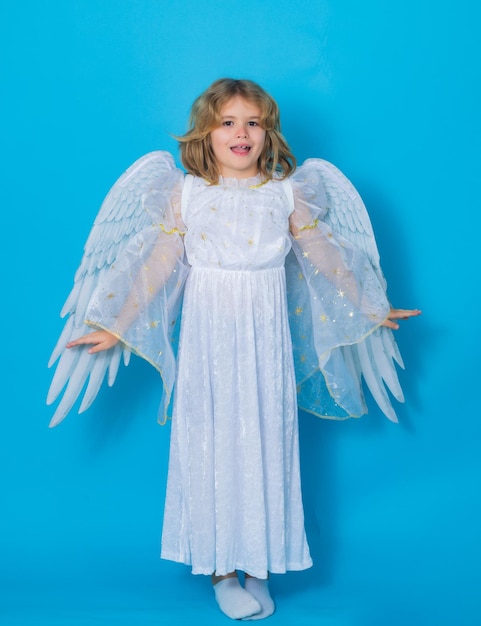 Banner do dia dos namorados criança fofa com asas de anjo retrato de estúdio de criança anjo na cor de estúdio iso