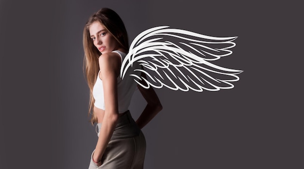 Banner do dia dos namorados de anjo de mulher sexy com asas beleza retrato de rosto de mulher em estúdio lindo