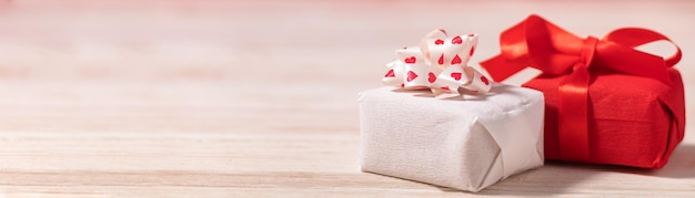 Banner con dos cajas de regalo en la mesa con espacio de copia para la celebración del día de san valentín