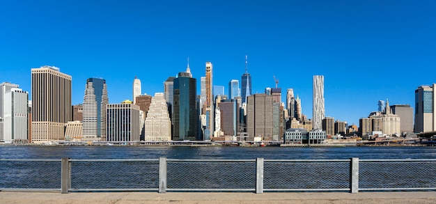 Banner e página da web ou modelo de capa do lado do rio da paisagem urbana de Nova york