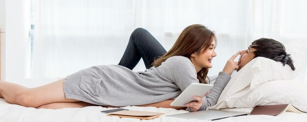 Banner y escena de portada de la feliz pareja asiática hablando y sonriendo con tableta de tecnología