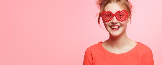 Banner de feliz día de San Valentín Mujer joven alegre sobre fondo rosa Copiar espacio