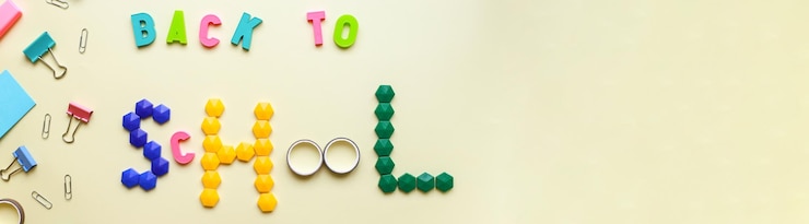 Foto banner flat lay inscripción de regreso a la escuela sobre un fondo amarillo y papelería