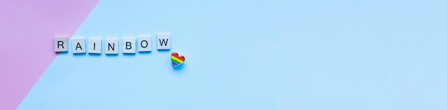 Banner Flat lay orgullo corazón icono Orgullo LGBT mes y día Palabra arco iris de letras de madera