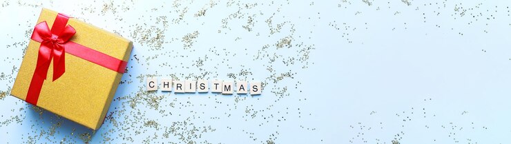 Foto banner flat lay regalo de navidad sobre un fondo azul brilla word christmas de letras de madera