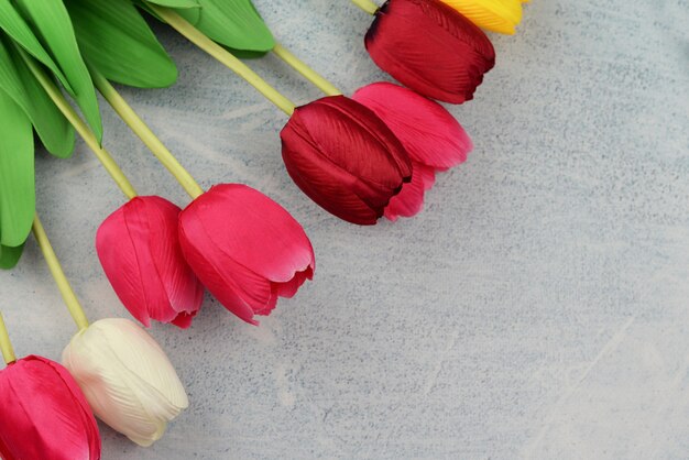 Banner de flores de tulipán sobre un fondo gris