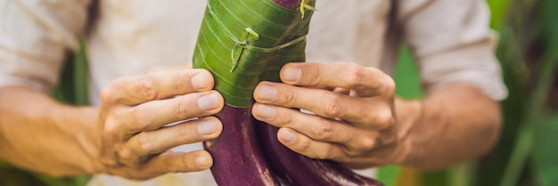 Banner de formato largo concepto de embalaje de productos ecológicos berenjena envuelta en una hoja de plátano como un