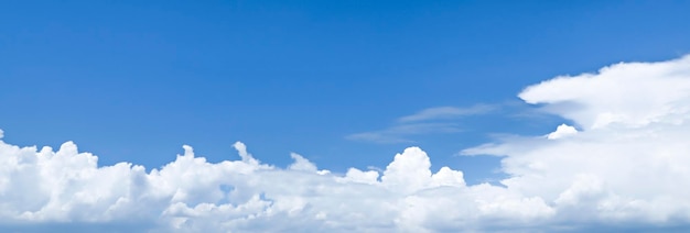 Foto banner fundo céu azul com nuvens brancas