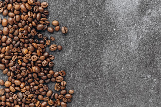Banner granos de café frescos con fondo oscuro