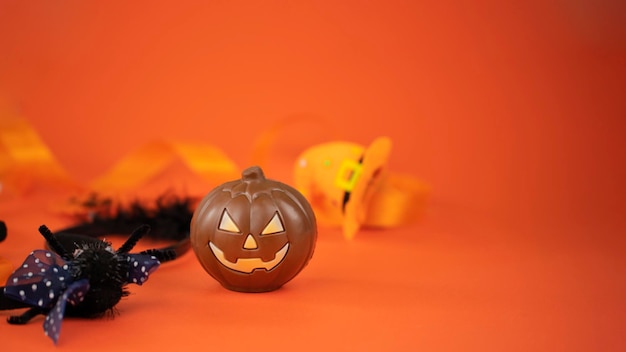 Foto banner de halloween con calabaza de chocolate sobre fondo naranja