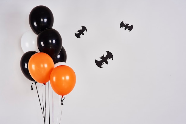 Banner de halloween con murciélagos y globos