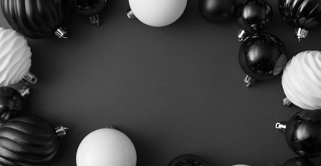 Banner hecho de bolas en blanco y negro sobre fondo negro composición de año nuevo de navidad viernes negro