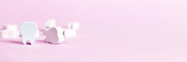 Banner con hermosos dientes blancos sobre fondo rosa Higiene bucal estomatología caries y concepto de prevención de enfermedades periodontales Espacio de copia
