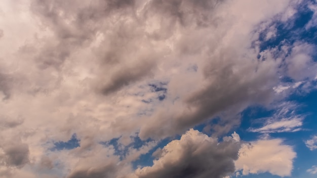 Banner, Himmel mit Wolken Hintergrund, schöne Wolkengebilde; am Frühling.