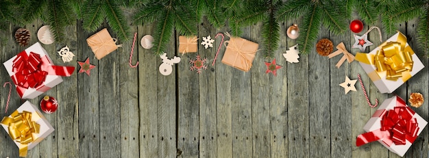 Banner horizontal de Navidad decoración de ornamento plano laico con espacio de copia sobre fondo de madera