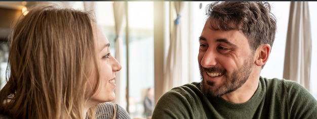 Banner horizontal o plantilla con un hombre guapo y una mujer joven mirándose