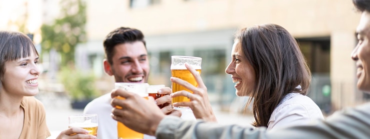 Foto banner horizontal ou cabeçalho com amigos multirraciais bebendo cerveja no pub da cervejaria conceito de estilo de vida de amizade genuína com rapazes e garotas desfrutando de comida de happy hour juntos no bar ao ar livre dehor