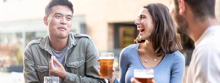 Foto banner horizontal ou cabeçalho com amigos multirraciais bebendo cerveja no pub da cervejaria conceito de estilo de vida de amizade genuína com rapazes e garotas desfrutando de comida de happy hour juntos no bar ao ar livre dehor