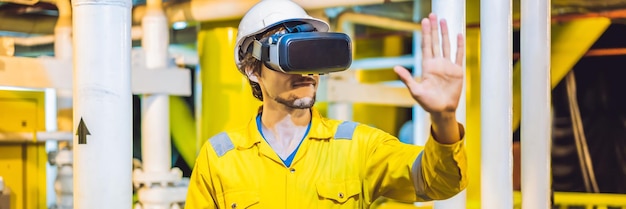 Banner jovem de formato longo em um uniforme de trabalho amarelo óculos e capacete usa realidade virtual