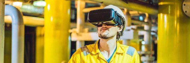 Banner jovem de formato longo em um uniforme de trabalho amarelo óculos e capacete usa realidade virtual