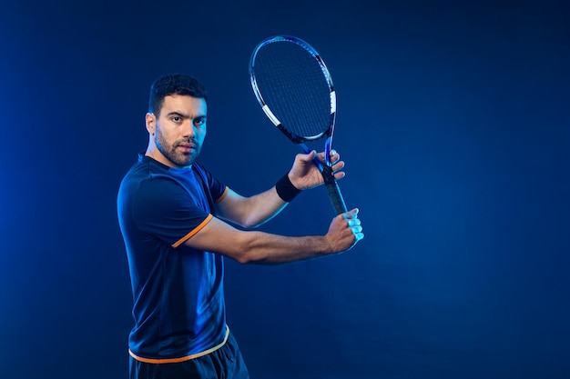 Foto banner de jugador de tenis con plantilla de tenis de luces de neón azules para anuncios de diseño de casas de apuestas con espacio de copia