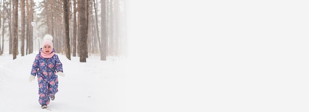 Banner Kindheit und Kinder kopieren Raum Babymädchen gehen im Winter im Freien