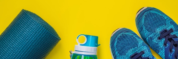 Banner langes Format alles für Sport türkisblaue Farbtöne auf gelbem Hintergrund Yogamatte Sport