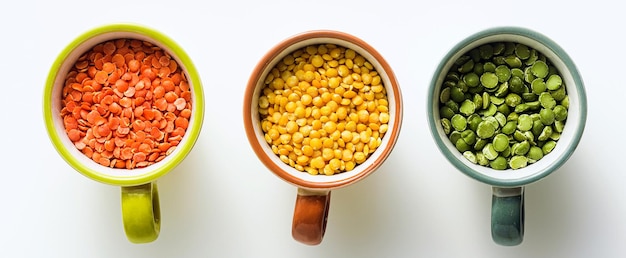 Banner de lentejas de diferentes tipos y colores en tazas porcionadas proteínas veganas