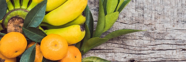 BANNER, Long Format Frutas coloridas na mesa de madeira branca, Bananas, carambola, manga, mamão, tangerina, rambutan, pamela, copie espaço