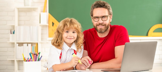 Banner de maestro y alumno escolar con computadora portátil en la lección padre y niño estudian en el aula