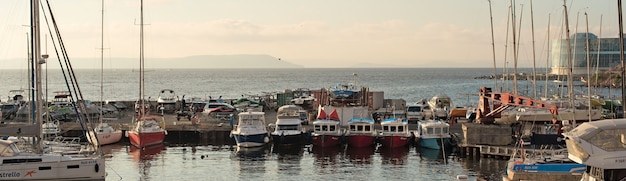 Banner Marine Park para barcos en la orilla del mar de Japón.