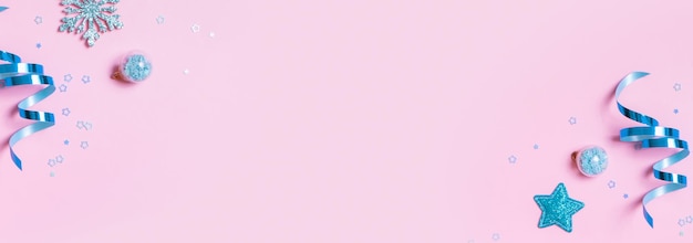 Banner minimalista de navidad de invierno abstracto sobre fondo rosa con espacio de copia