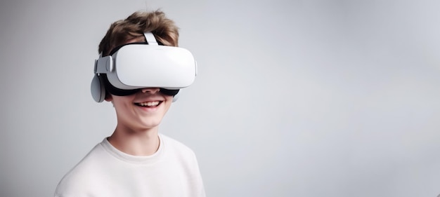 Banner mit einem europäischen Jungen mit einer virtuellen Realitätsbrille und einem lächelnden VR-Headset
