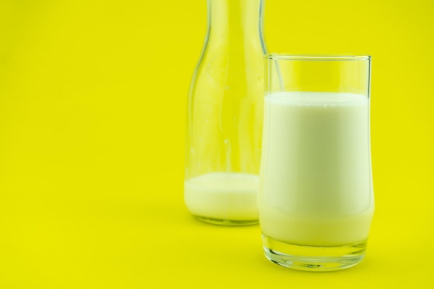 Banner mit einem Glas Milch auf buntem Hintergrund Milchtag Textfreiraum