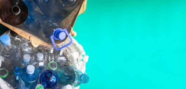 Banner mit transparentem Plastikflaschen-Recycling im Eco-Bag-Recycling-Konzept