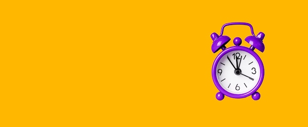 Banner mit violettem Retro-Wecker auf orangefarbenem Hintergrund Zeitmanagement-Terminkonzept Platz für Text