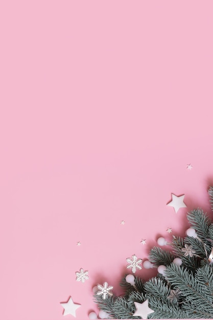 Foto banner mit weihnachtsdekoration draufsicht flach lag auf rosa hintergrund mit kopierraum