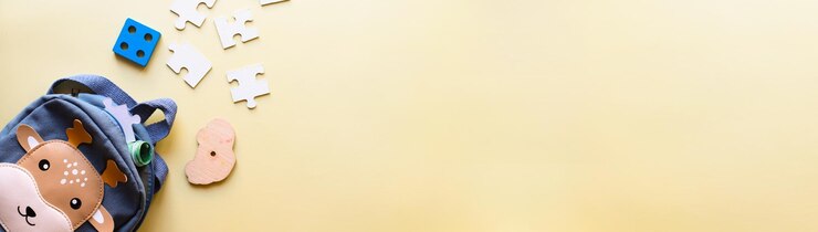 Banner Mochila con juguetes sobre un fondo amarillo