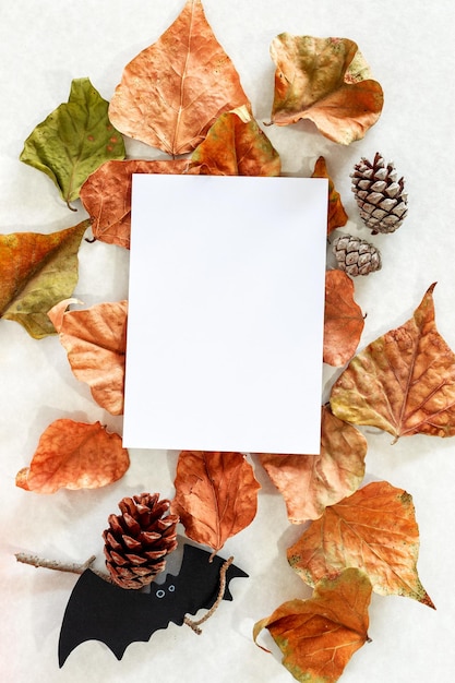 Banner Moderner Hintergrund mit Herbstblättern und Fledermaus Halloween mit Kopierraum für Text