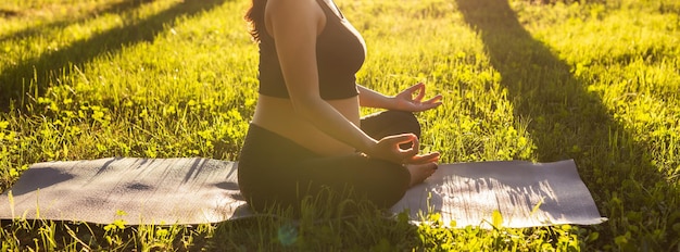 Banner mulher grávida meditando na natureza pratica espaço de cópia de ioga e lugar vazio para texto Cuidados com a saúde e gravidez