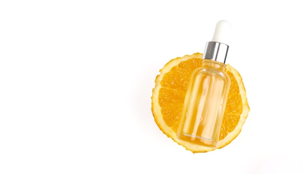 Banner con naranjas y aceite esencial sobre fondo blanco. Concepto de medicina natural. Aromaterapia