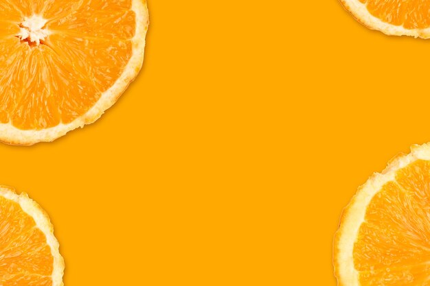 Banner con naranjas aisladas sobre fondo naranja. Copia espacio