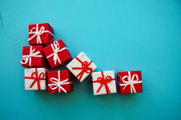 Banner de Navidad con cajas de regalo blancas y rojas sobre fondo azul.