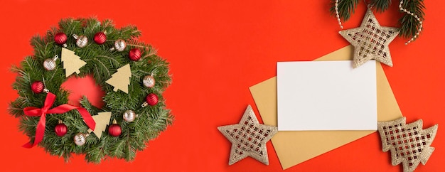 Banner de Navidad Corona de Navidad y tarjeta de felicitación para texto sobre el fondo rojo Copiar espacio