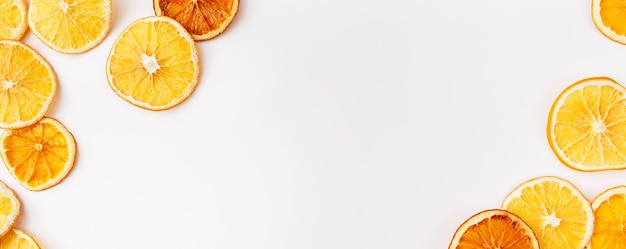 Foto banner de navidad invierno año nuevo composición rodajas de naranjas secas sobre fondo blanco natural