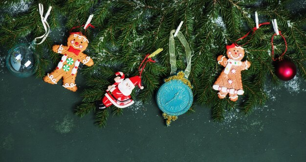 Foto banner de navidad con ramas de abeto y juguetes de navidad, vista superior. fondo festivo de año nuevo.