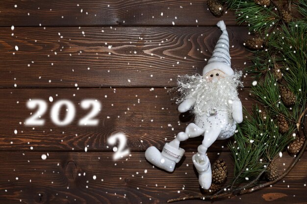 Banner de Navidad sobre un fondo de madera con nieve